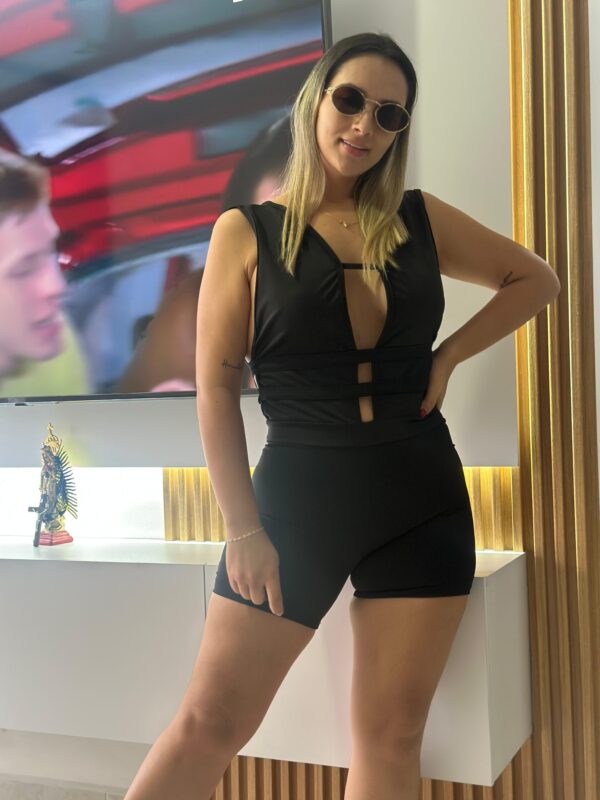 ENTERIZO CORTO DE BROCHES